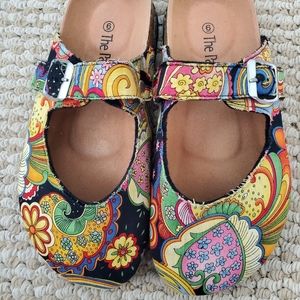 Youth size 6 closed toe slip on sandals